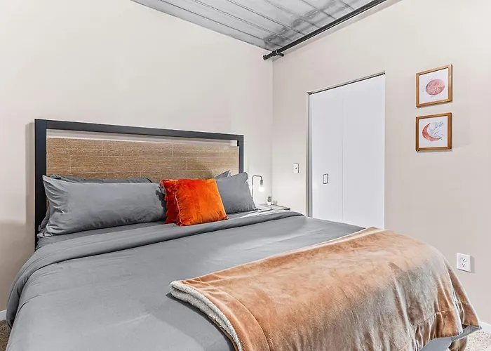 Spacious 2 King Bed Downtown Central To It All