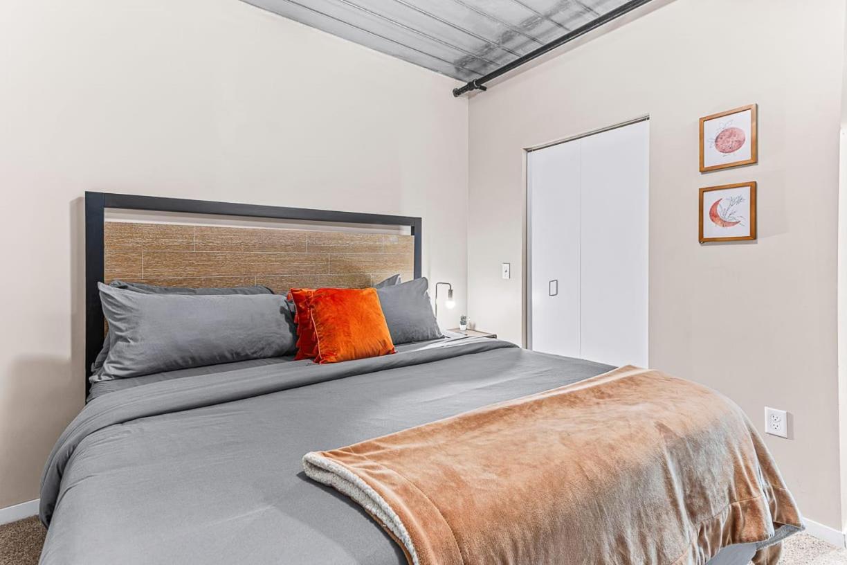 Spacious 2 King Bed Downtown To It *